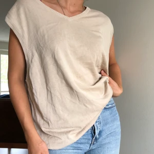 Oversized väst - En beige oversized väst 🤠 Även jeansen säljs😉