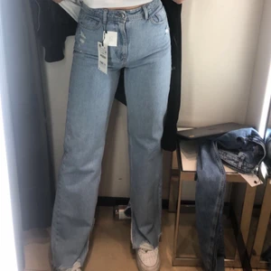 Zara jeans - Säljer mina sjukt snygga sara jeans med slits från zara. Använda endast fåtal ggr! Skicket är som nytt! Nypris 400kr - säljer för 300kr till att börja med - pris kan diskuteras