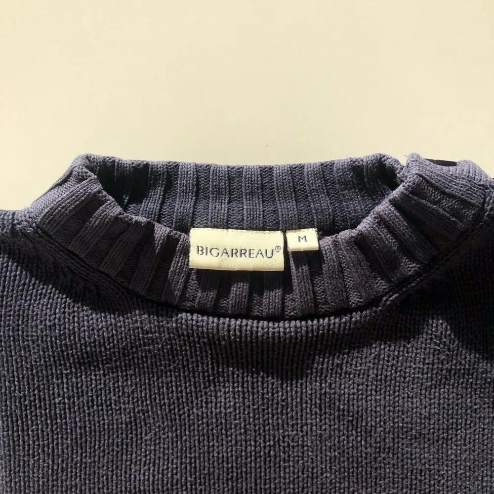 Superfin vintage Bigarreau tröja: marinblå, bomull stickad, med knappdetaljer på vänster axel. Mysig att ha över allt, året runt 💙. Stickat.