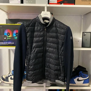 Moncler Cardigan - Medium. Fint skick, inga hål.