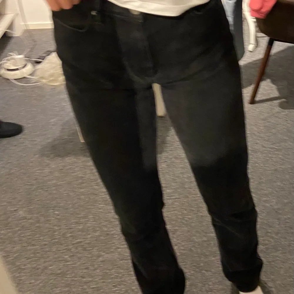 Intressekoll på dessa super snygga straighte jeans fårn Nelly, dom är svarta och är lite längre i benen. Funderar på att sälja pågrund av ingen användning. Väldigt fint skick!! Köpte dessa där 600 säljer för 500 + frakt (priset går att diskutera) . Dom är i storlek 36 och som sagt för personer med lite längre benen 😊 hör av er vid intresse . Jeans & Byxor.