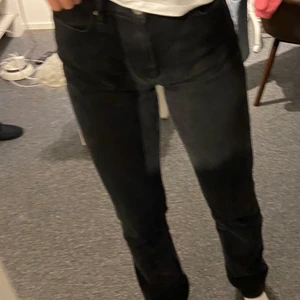 Super snygga straighte jeans från Nelly! - Intressekoll på dessa super snygga straighte jeans fårn Nelly, dom är svarta och är lite längre i benen. Funderar på att sälja pågrund av ingen användning. Väldigt fint skick!! Köpte dessa där 600 säljer för 500 + frakt (priset går att diskutera) . Dom är i storlek 36 och som sagt för personer med lite längre benen 😊 hör av er vid intresse 