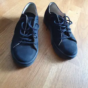 Svarta skinnsneakers som är så gott som oanvända! Finns inget att anmärka på.