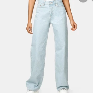 Junkyard jeans❣️ - Sjukt snygga och perfekt passform😍 använda Max två gånger! Köpta på junkyards hemsida för 500 kr för ungefär ett halvår sedan!