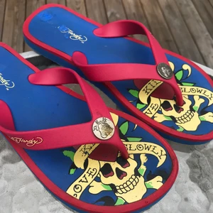 Ed Hardy flipp flopps - Coola flipp flopps från Ed Hardy i ca storlek 40 (står ingen storlek på). Lite defekter men väldigt coola 🙃⚡️ 90kr+ frakt eller högstbjudande:)