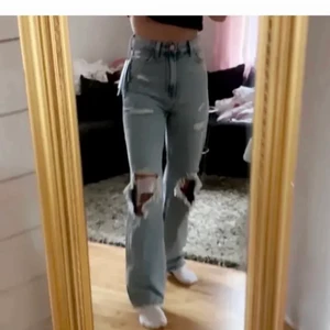 snygga jeans ifrån hm - köpte dessa jeansen förra året och nu passar dom inte så bra på mig längre. Dom är i fint skick och använd några gånger. tror inte dom finns kvar på. Dom är storlek 34 men passar 32 också. Köparen står för frakten! Innerbens längden är 73 cm. Runt midjan är det 70cm.💗