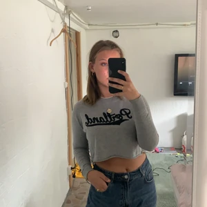 Grå croptop - Långärmad grå croptop med ”Portland” på bröstet
