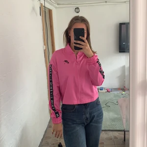 Rosa Nike vindjacka - En rosa tränings/vindjacka som knappt är använd. 