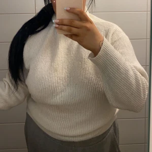 Stickad tröja  - En super mysig och skön stickad tröja i strl XS (men skulle säga att den passar S-L beroende på hur man vill att den ska sitta 💗