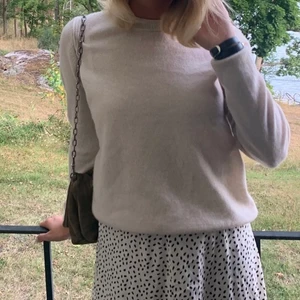 Ljus beige tröja i kashmir - Ljus beige tröja i Kashmir från Mango. Använd men i väldigt bra skick! 🙏🏽