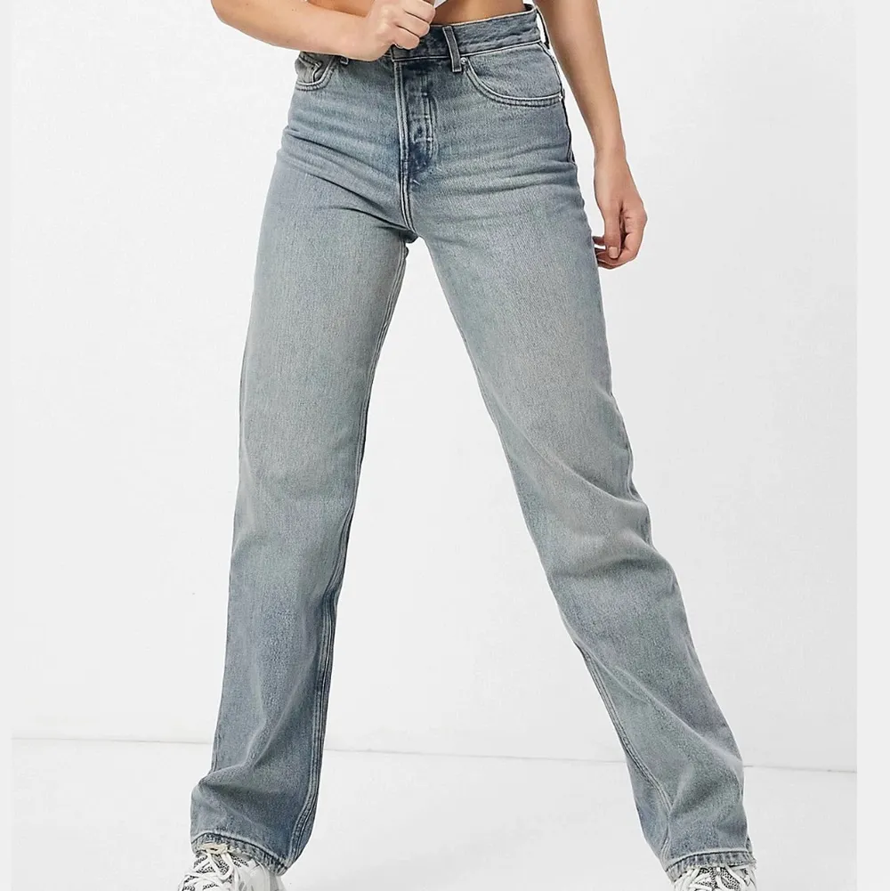 Helt felfria jeans, säljer pga att det inte passar mig. Andvönder fåtal gånger. Lite mörkare i verkligheten ❤️. Jeans & Byxor.