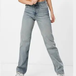 Helt felfria jeans, säljer pga att det inte passar mig. Andvönder fåtal gånger. Lite mörkare i verkligheten ❤️