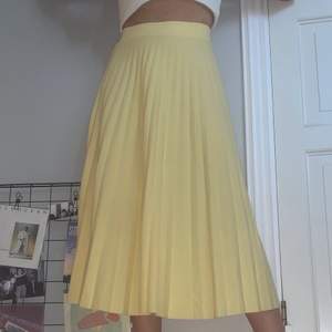 Superfin gul kjol från newyorker!💛💛💛 Säljs för 60kr+frakt