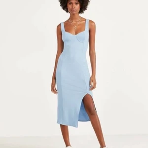 Bershka klänning! - Säljer dena söta ljusblåa klänning från bershka! Storlek S, inköpt förra sommaren och är i toppskick då jag bara använt den 2 eller 3 gånger🤍