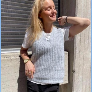 Grå väst design by si - Säljer min gråa varma väst ifrån design by si. Den är väldigt tjock och härlig att ha nu mot hösten. Den är använd fåtal gånger och bra skick! Kontakta privat för mer bilder! 