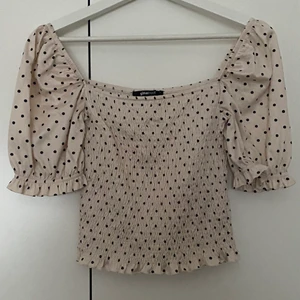 Prickig topp - Snygg topp från gina, sommrig off white/beige färg i stolrek L men passar mer som en M. Kan mötas upp i Eskilstuna annars står köparen för frakten🌟❤️
