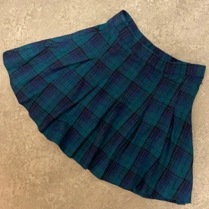 Plisserad Kjol - En av mina gamla favorit kjolar från H&M. Pm vid frågor 🖤