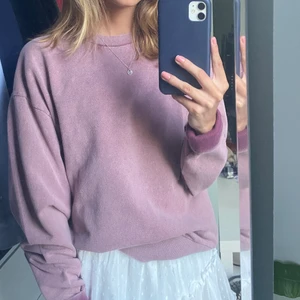 Sweatshirt - Säljer denna smutsrosa sweatshirt som är köpt för någon månad sedan och har inte använts sen dess därav väldigt bra skick. 💕