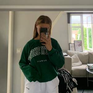 En grön sweatshirt, aldrig använd, bra skick. Nypris-150kr, köparen står för frakten.