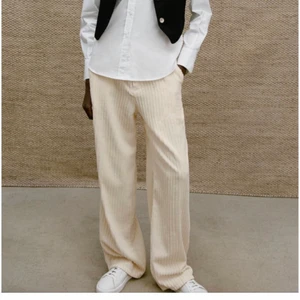 Manchesterbyxa med vida bed - Manchesterbyxa med vida ben i naturvit. Aldrig användt, säljes pga ångrat köp