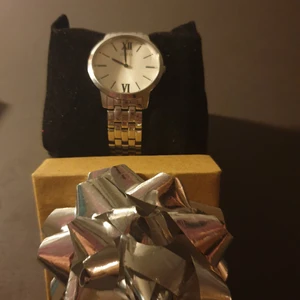 Klockan  guess och väskor guess - Nya kloka och nya väskor 