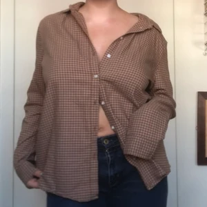 Skjorta  - Vit och brunrutig skjorta, mjukt material. Köpt från Sellpy men aldrig använd, jättefint skick 💛