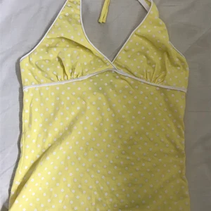 Supersöt gul topp - Jättesnygg halterneck tröja. Säljer för att den är för stor, skriv privat för bild på. Oanvänd! Står ingen storlek men skulle tippa på att den är ungefär en S