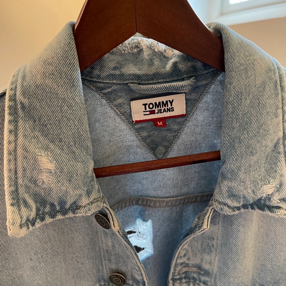 Oversized jeansjacka från Tommy Hilfiger i perfekt skick! Fina slitningar och ljusare partier!✨✨ köparen står för frakten🥰. Jackor.