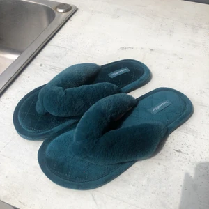 Fluffiga tofflor  - Så sköna fluffiga tofflor från hunkemöller🥰