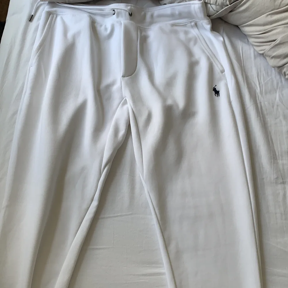 Fräscha vita byxor i skönt material, använt fåtal gånger.. Jeans & Byxor.