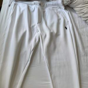 Fräscha vita byxor i skönt material, använt fåtal gånger.
