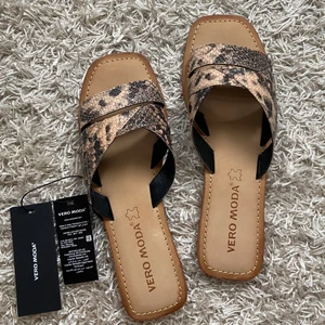 Slip-ins VERO MODA - Helt nya Slip-ins från Vero Moda. Så snygga men tyvärr försmå för mina breda fötter 🙃  Köparen står för frakt 📦 kan mötas upp i Gbg 🤝