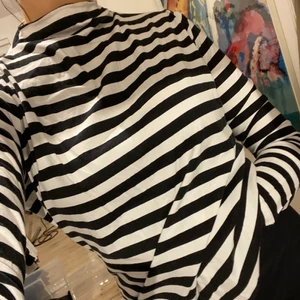 Randig longsleeve - Köpt på weekday och använd ett fåtal gånger 🖤 frakt tillkommer, 63kr spårbart 🖤
