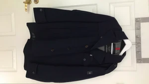 Mörkblå rock strl L - Mycket bra skick samt fodrad. Kommer från milestone. Frakt ingår ej. För mer info är det bara att skriva. 