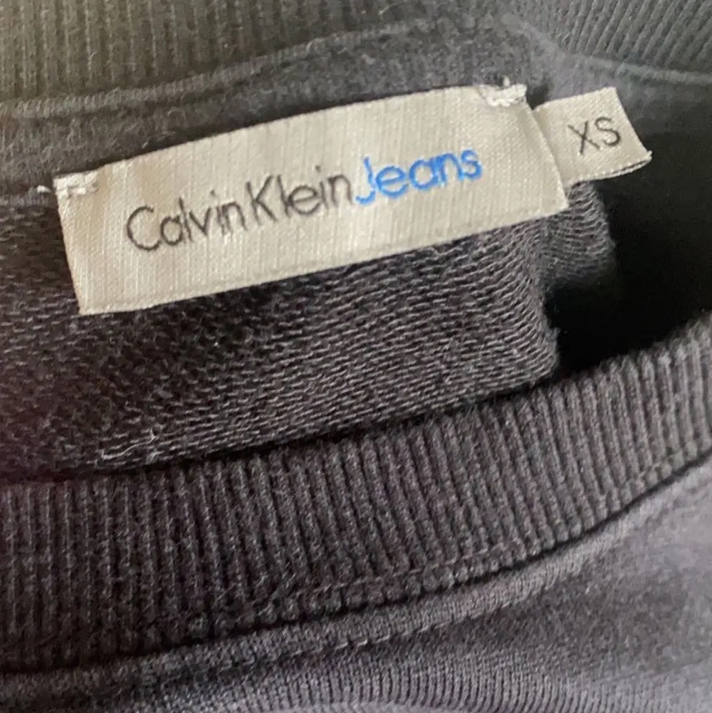 Äkta Calvin Klein tröja, sparsamt använd och inga defekter🖤Pris kan diskuteras . Tröjor & Koftor.