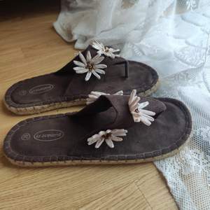 Söta, bruna y2k sandaler med blekrosa blommor. Sulan är flätad och undersidan är av gummi. De är i fint skick. Köpare står för frakt! Går absolut att förhandla om pris✨