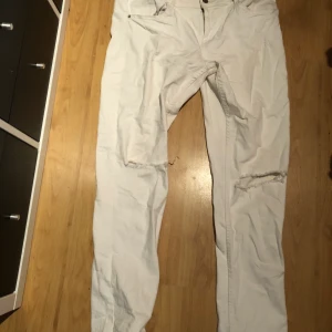Oanvända vita jeans strl 40  - Vita jeans från Gina Tricot. Inte genomskinliga. Oanvända. Inköpta för 500kr. 