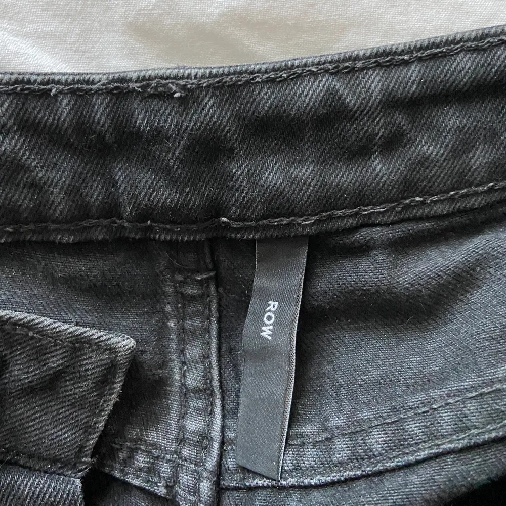 Säljer mina weekday jeans i row, i en ”urtvättat” svart ( köpta så). Köparen står för frakten 🖤✨. Jeans & Byxor.