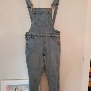 Hängselbyxor i jeans - Välanvända hängselbyxor i jeans från monki. Syns knappt att de är använda förutom att ena hängslet har gått sönder. I övrigt i gott skick och mycket bekväma