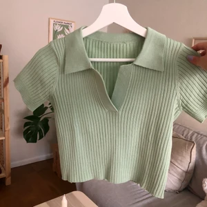Secondhand crop top 💚💚 - Säljer vidare min fina grön t-shirt crop top, köpt här på Plick (varav den andra lånadade bilden). Den första och sista bilden visar den fina gröna färgen på toppen. Perfekt nu till sommaren men säljes då jag använt den ett antal gånger :) Står ingen storlek men uppskattas till en s som passar xs-m, tunt material som är stretchigt. 