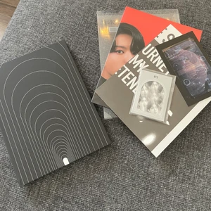 BTS Concept Photobook Route Ver. - i nyskick, bara uttaget ur paketet. allt med förutom pcn! kostar 695 på Bengans och 532 på Weverse. Av mig, 466 kr med inkluderad frakt. 
