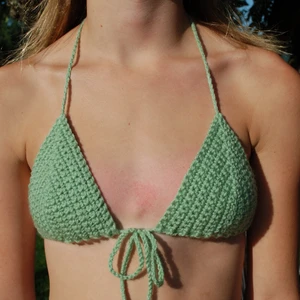 Virkad topp - Supersöt topp med knyte där fram som jag själv har virkat:)) Så fin grön färg😍Passar A/B kupa och går att justera under bröstet och i nacken😊FRAKT INGÅR! 