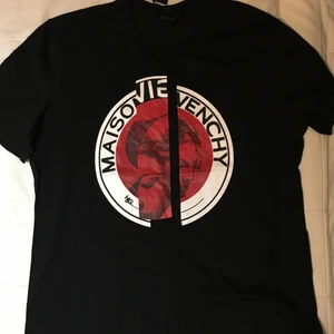 Givenchy tshirt M - Storlek M, mycket bra skick. Finns hämta i Stockholm eller frakt 