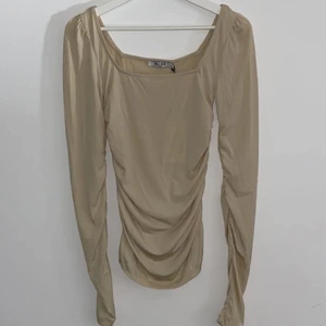 Beige topp/tröja, strl: xs - Aldrig använd, nyskick. Nypris: 229 kr