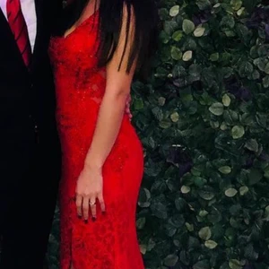 Illusion - Väldig sexig röd klänning som passar st 34, fick väldigt många komplimanger med denna klänning. ☺️