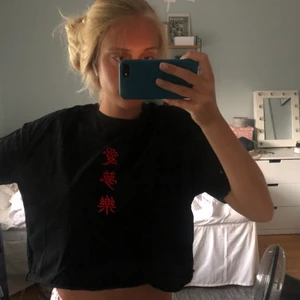 Så cool kroppad t-shirt - Cool och unik! Vet ej vart den är ifrån, något random märke. Avklippt. Storlek S. 💕