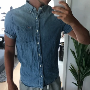 Kortärmad Hollisterskjorta storlek M - Kortärmad Hollisterskjorta storlek M, billigare vid snabb affär.