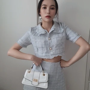 Tweed jacket - Hel ny, bara provat ta foto. Storlek är shoulder 34cm., bust 89 cm, sleeve 22.5cm, arm hole 31 cm, hem 75cm, total length 37cm. Modell är 163 cm, brukar ha storlek xs och S EU-storlek. 100% polyester. Från soulth korea. Wash care dry clean