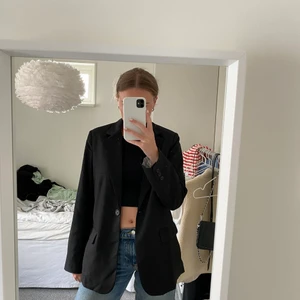Svart blazer - Säljer nu denna superfina blazern från Bik Bok i stl xs🤍 den är oversized i modellen. Använd 1 gång så är i nyskick🤍 säljer för 300+frakt då den är köpt för 600kr🤍