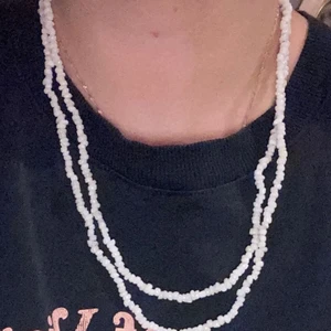 Pärlhalsband  - Säljer detta super långa men super gulliga halsband full med pärlor som liknar små stenar. Man kan antingen snurra de 2 gånger, så som jag gjort på bilden. Eller ha det som ett jätte långt halsband. För mer bilder/info bara dm:a mig😊😊
